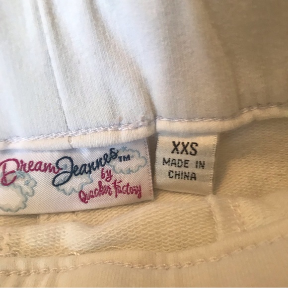 🆕NWOT Quacker Factory White Capri Pants with Scallop Hem & Floral Cut Outs - Picture 5 of 6